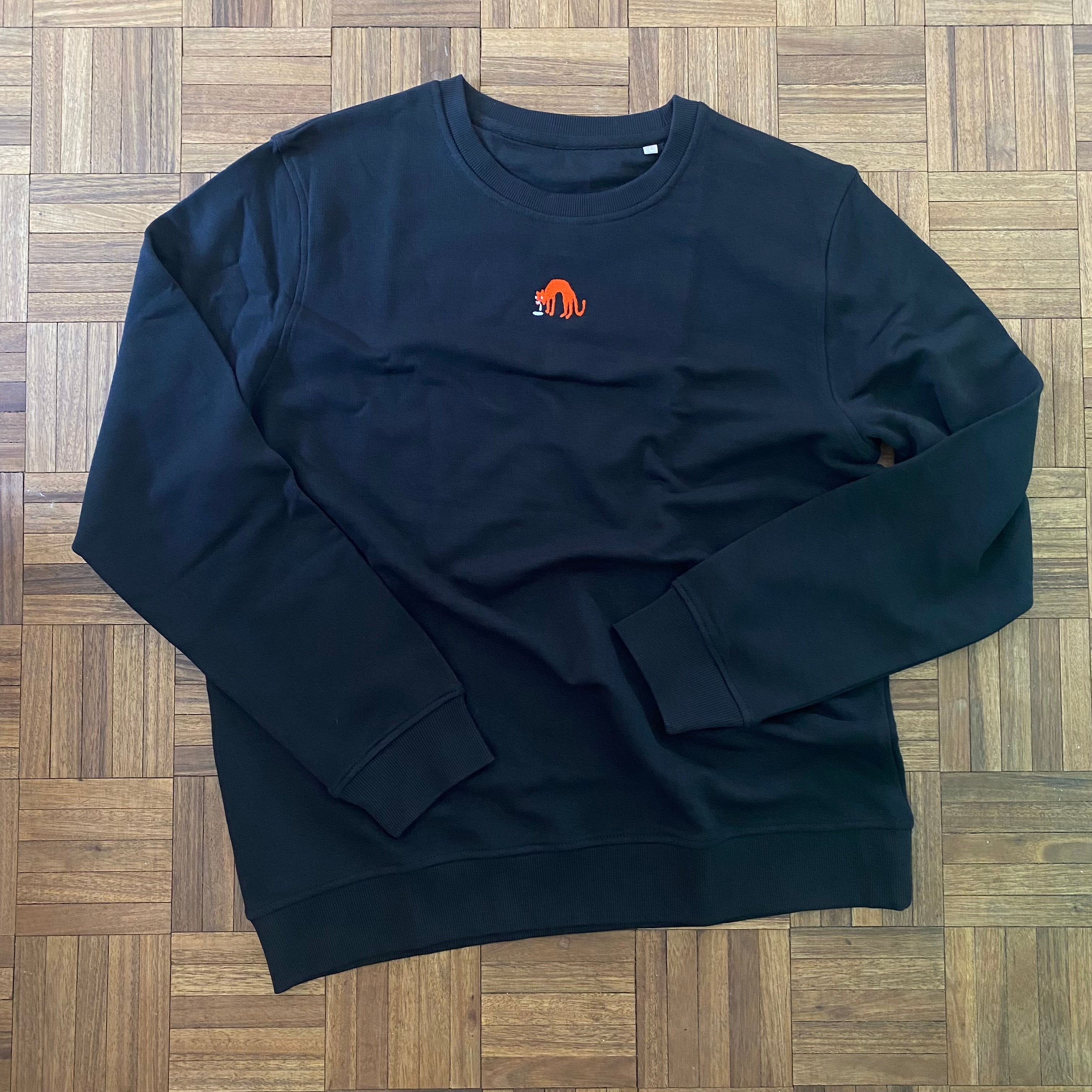 Sweater met borduurwerk van tekening van kotsende kat door Anne Neuteboom cabaretier in Anne Neut Boetiek