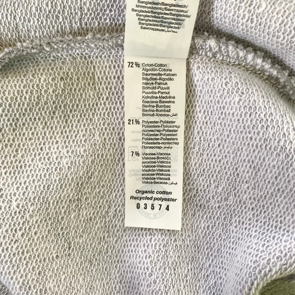 Sweater met borduurwerk van tekening van poepende hond door Anne Neuteboom cabaretier in Anne Neut Boetiek