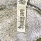 Sweater met borduurwerk van tekening van poepende hond door Anne Neuteboom cabaretier in Anne Neut Boetiek