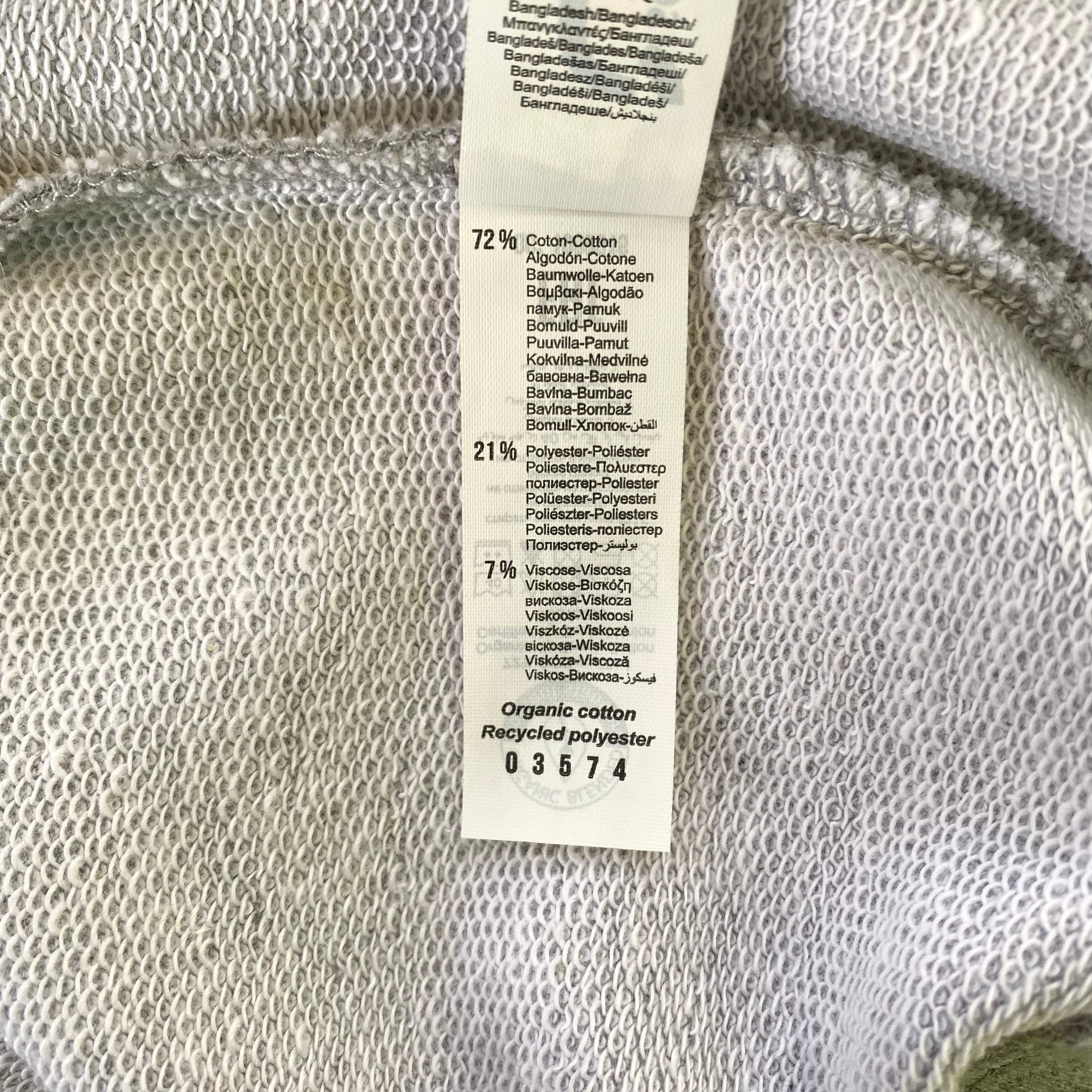 Sweater met borduurwerk van tekening van poepende hond door Anne Neuteboom cabaretier in Anne Neut Boetiek