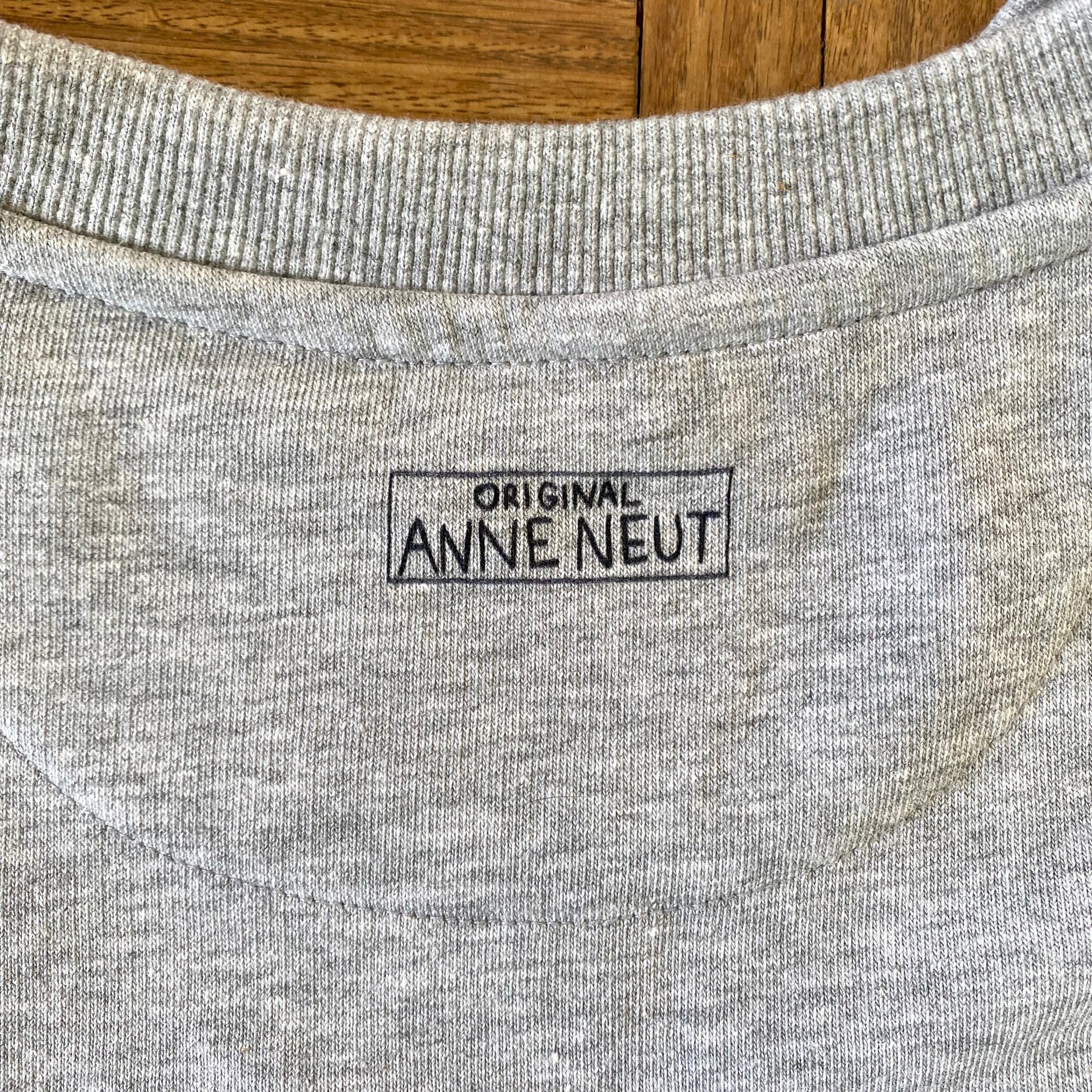 Sweater met borduurwerk van tekening van poepende hond door Anne Neuteboom cabaretier in Anne Neut Boetiek