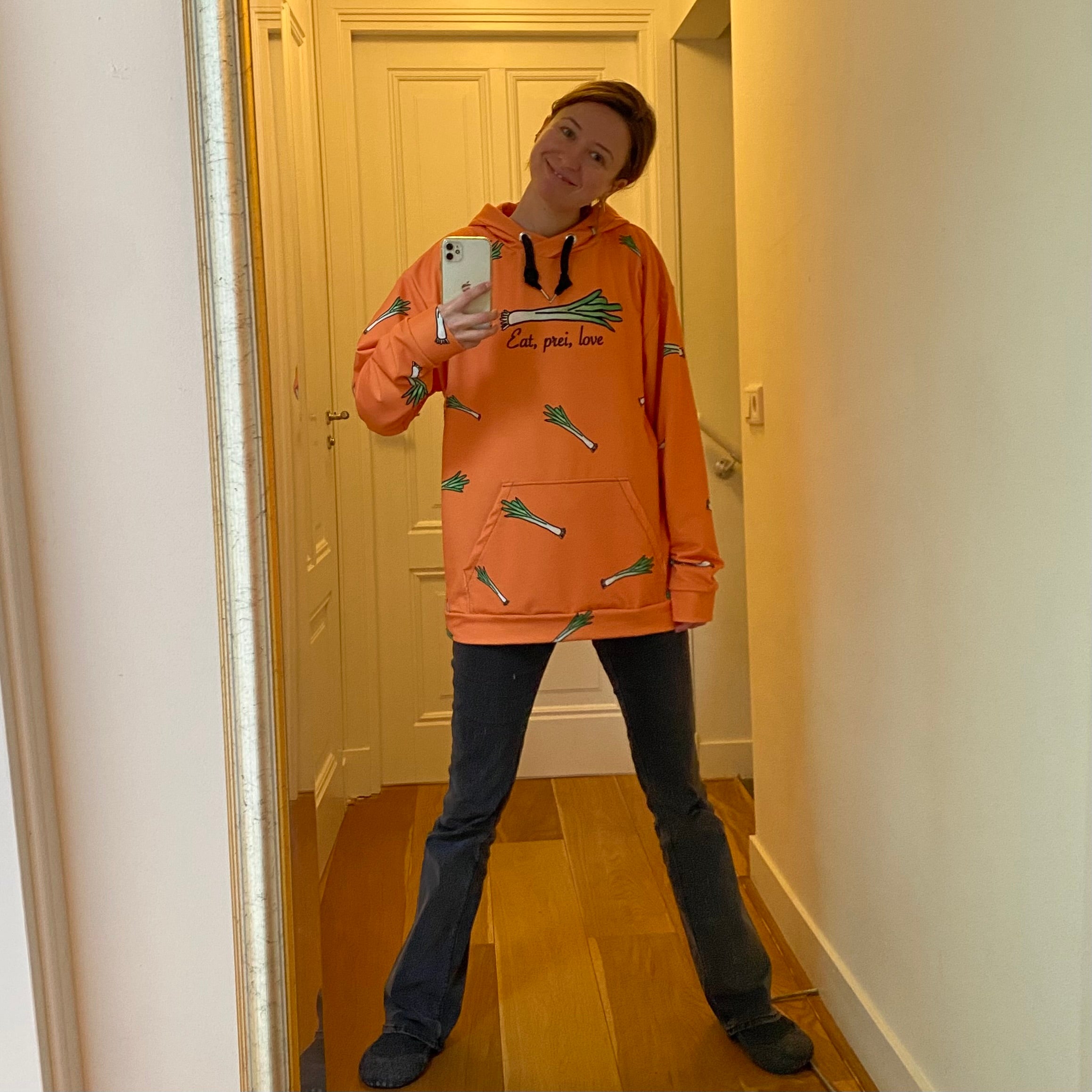 Unisex hoodie met tekening van prei door Anne Neuteboom cabaretier in Anne Neut Boetiek