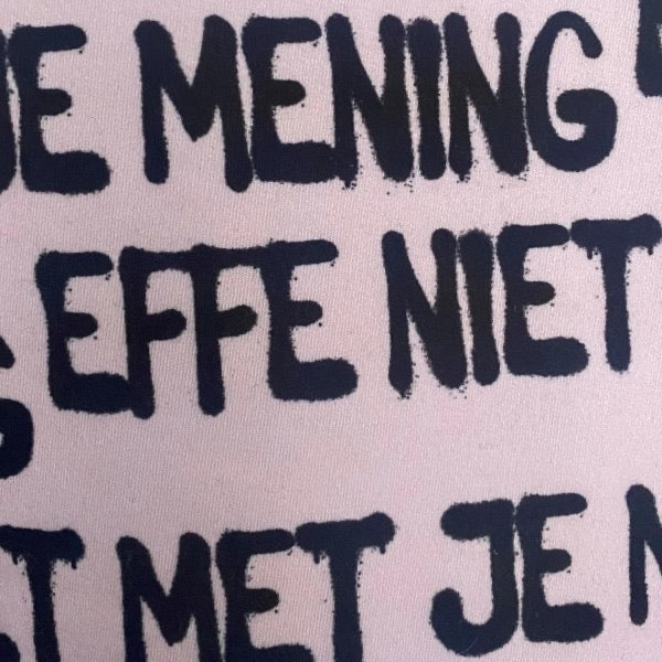 Unisex hoodie met tekst Effe niet met je mening door Anne Neuteboom in Anne Neut Boetiek